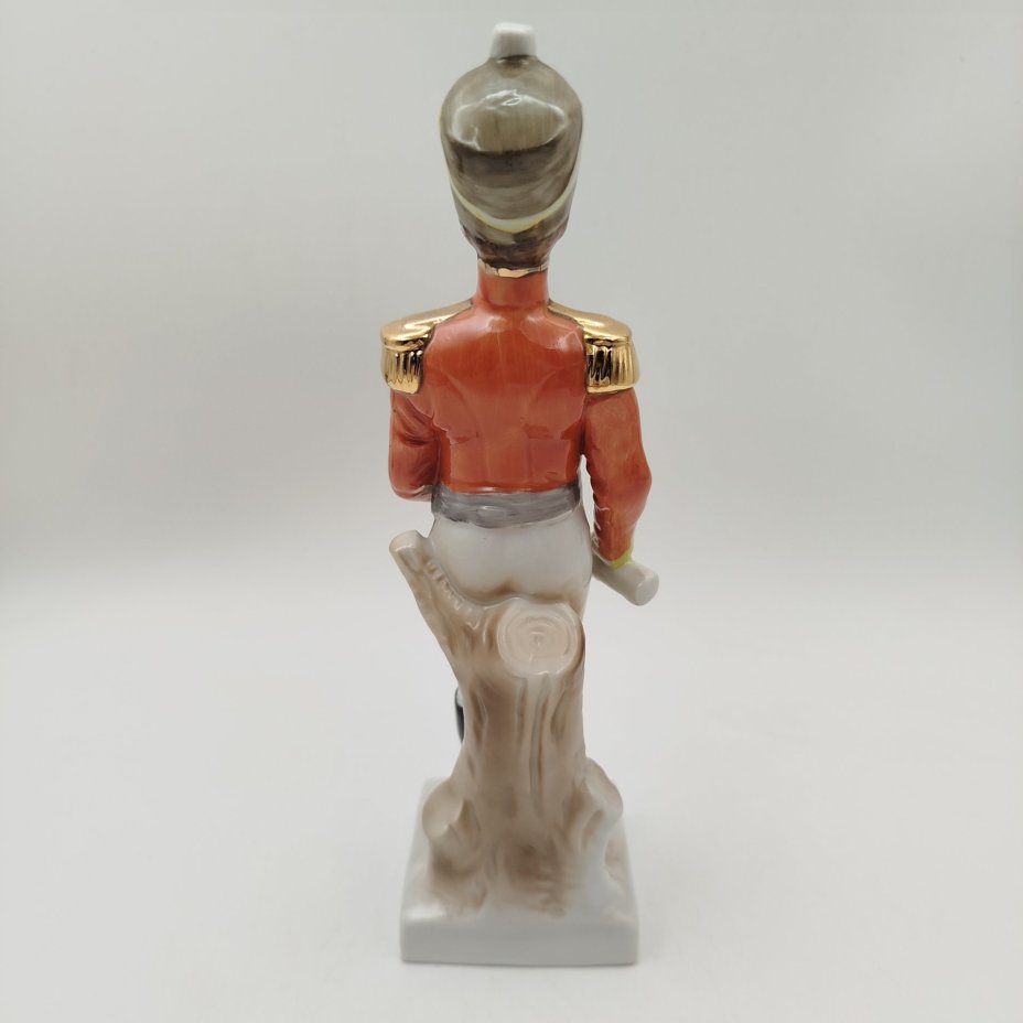 Статуэтка  «Офицер-гусар» ("Officier des Hussards")  из серии "Армия Наполеона", бисквит, роспись, золочение, Западная Европа, 1960-1980 гг.