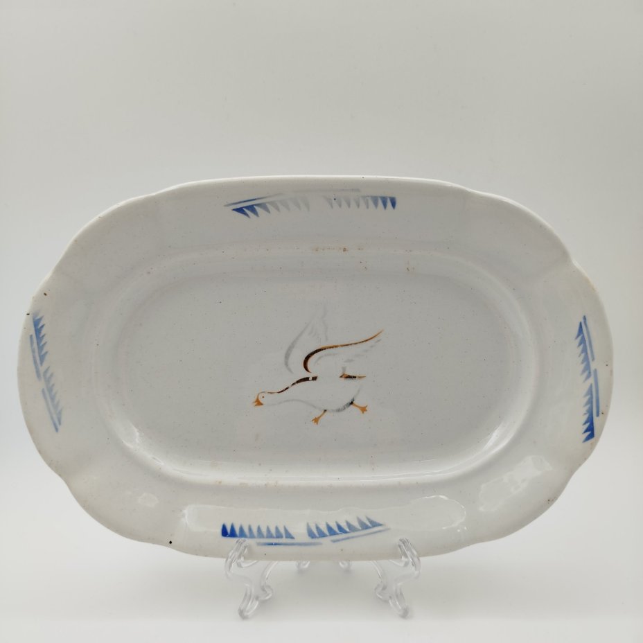 Блюдо сервировочное с изображением гуся, фаянс, деколь по трафарету, Конаковский фаянсовый завод им. М.И. Калинина (ЗиК Конаково), СССР, 1941-1946 гг.