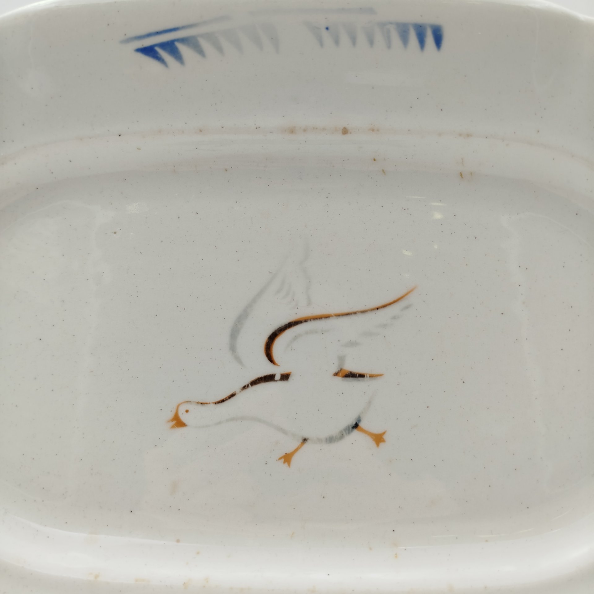 Блюдо сервировочное с изображением гуся, фаянс, деколь по трафарету, Конаковский фаянсовый завод им. М.И. Калинина (ЗиК Конаково), СССР, 1941-1946 гг.