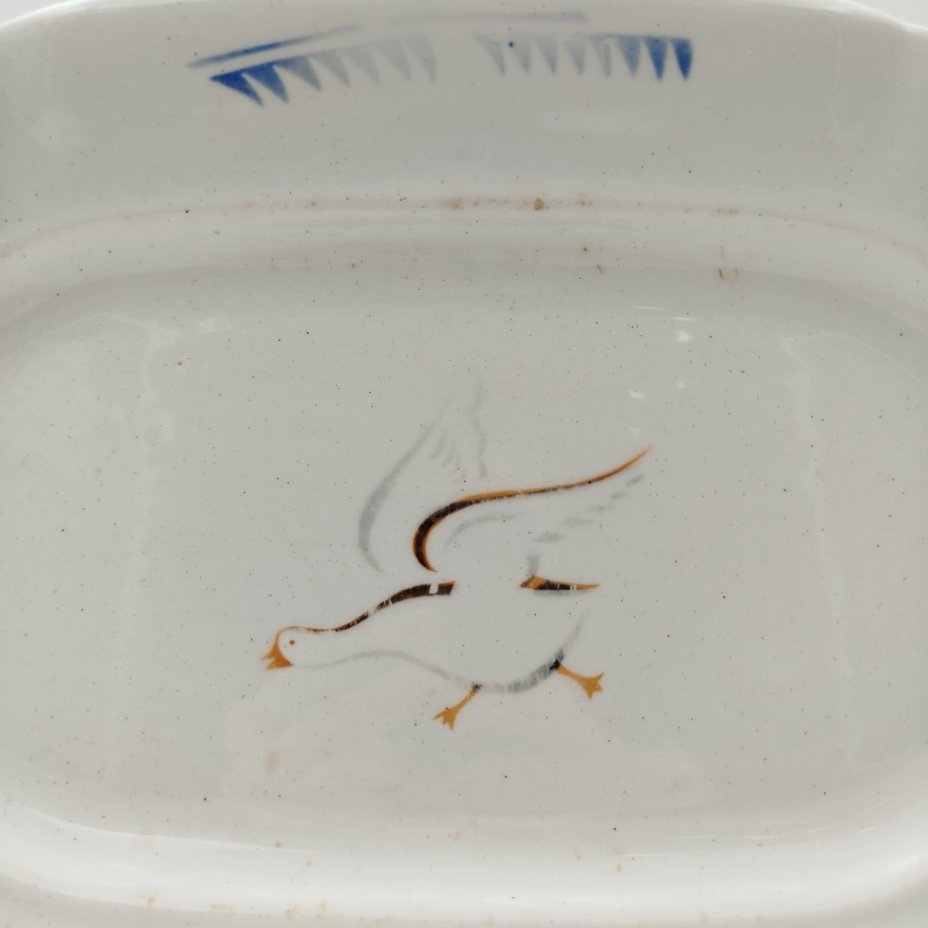 Блюдо сервировочное с изображением гуся, фаянс, деколь по трафарету, Конаковский фаянсовый завод им. М.И. Калинина (ЗиК Конаково), СССР, 1941-1946 гг.