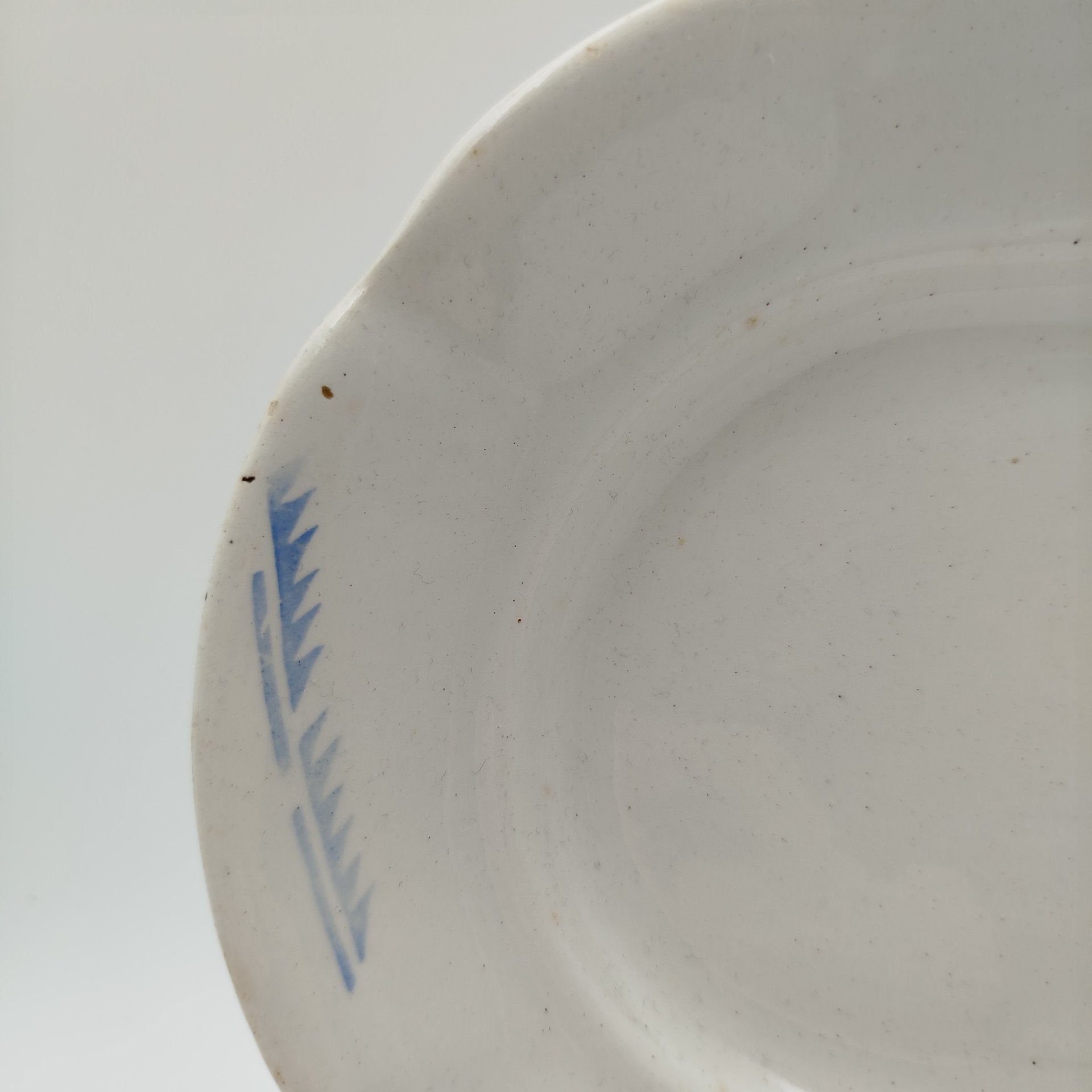 Блюдо сервировочное с изображением гуся, фаянс, деколь по трафарету, Конаковский фаянсовый завод им. М.И. Калинина (ЗиК Конаково), СССР, 1941-1946 гг.