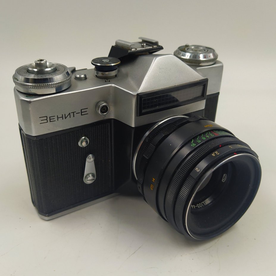 Фотоаппарат "Зенит-Е" с объективом "Гелиос-44-2" в оригинальном кофре, металл, стекло, пластик, кожа, Завод «Зенит», г. Вилейка, СССР, 1974 г., Завод «Зенит»