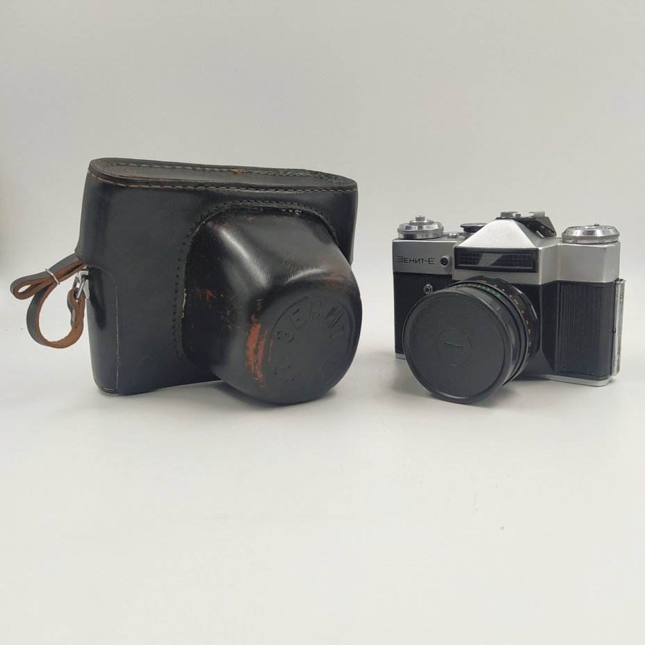 Фотоаппарат "Зенит-Е" с объективом "Гелиос-44-2" в оригинальном кофре, металл, стекло, пластик, кожа, Завод «Зенит», г. Вилейка, СССР, 1974 г., Завод «Зенит»