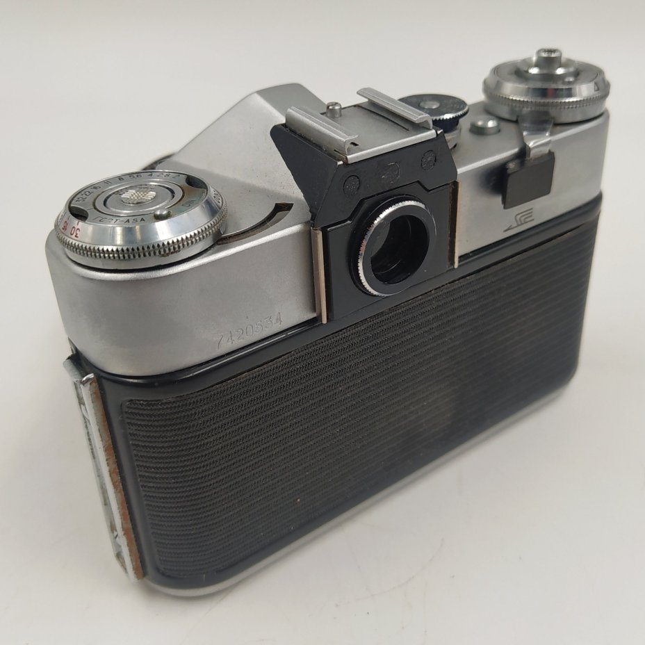 Фотоаппарат "Зенит-Е" с объективом "Гелиос-44-2" в оригинальном кофре, металл, стекло, пластик, кожа, Завод «Зенит», г. Вилейка, СССР, 1974 г., Завод «Зенит»