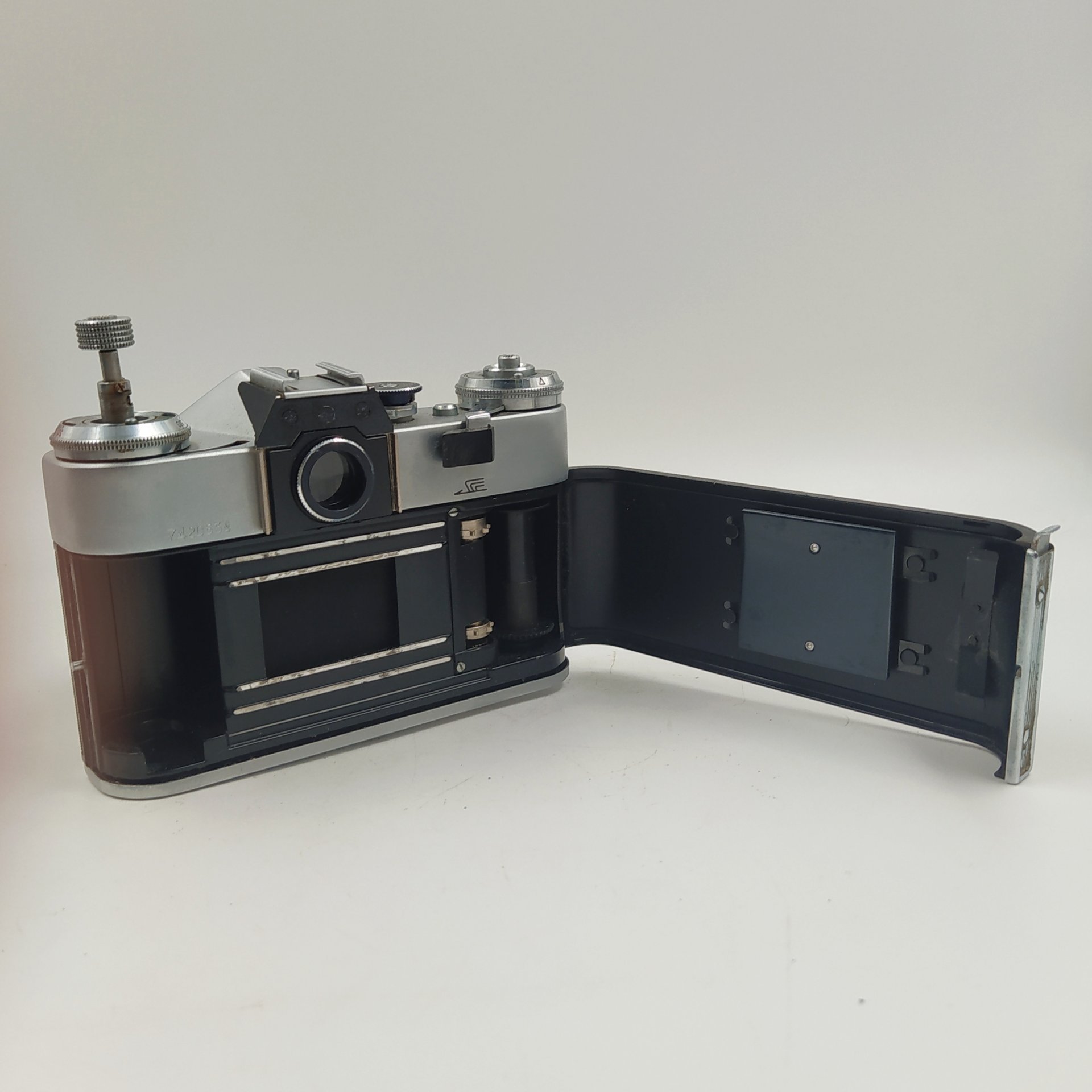 Фотоаппарат "Зенит-Е" с объективом "Гелиос-44-2" в оригинальном кофре, металл, стекло, пластик, кожа, Завод «Зенит», г. Вилейка, СССР, 1974 г., Завод «Зенит»