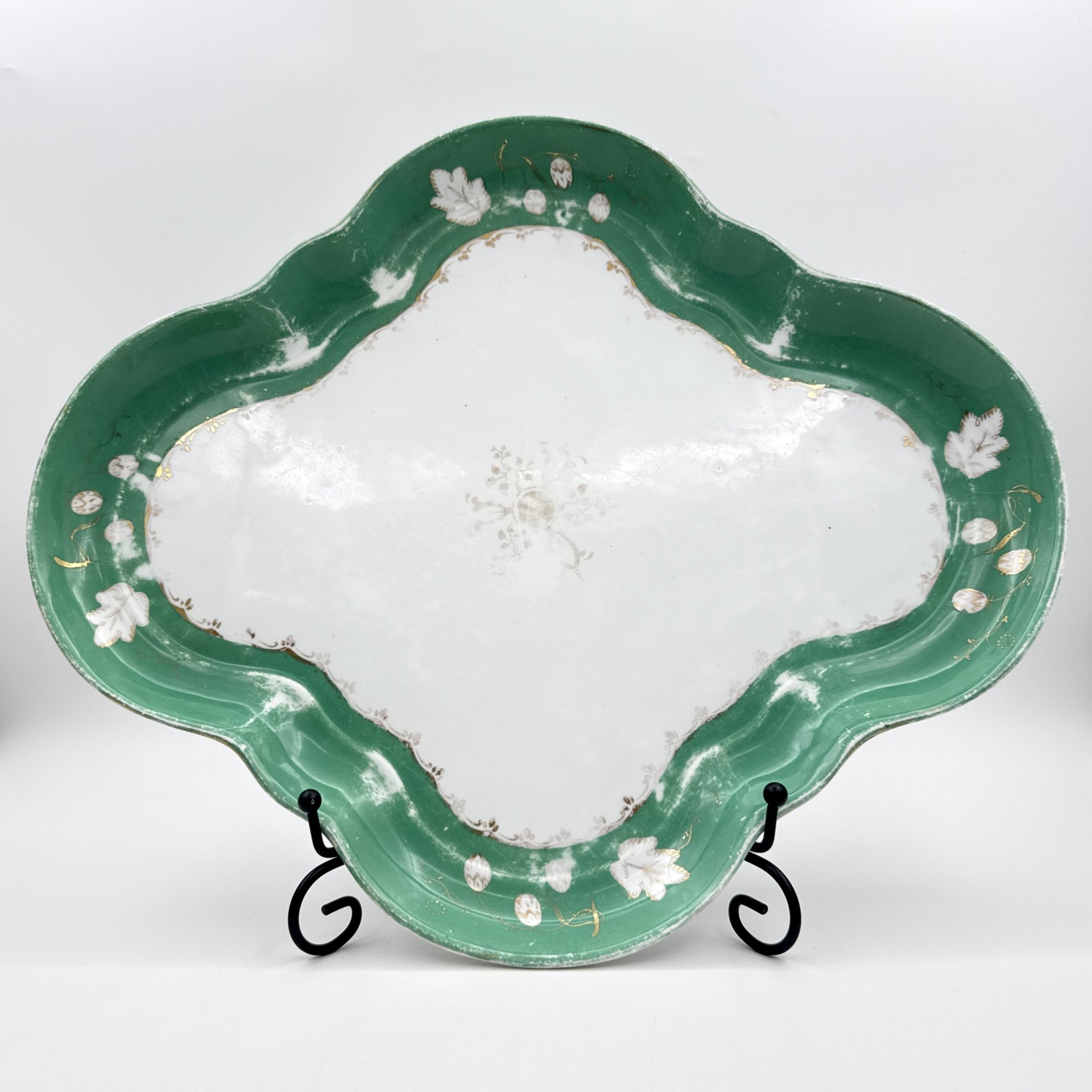 Блюдо четырехконечной формы с зеленым бортом  растительным орнаментом