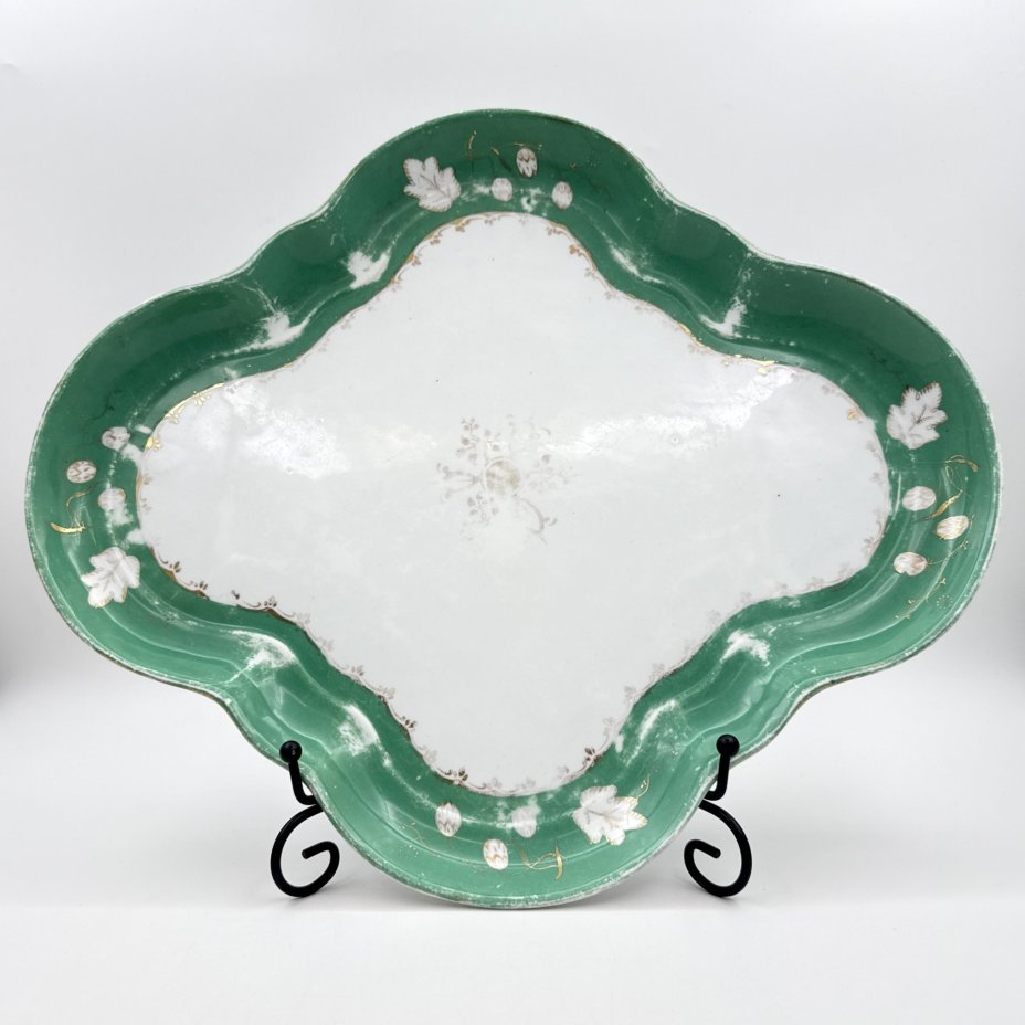 Блюдо четырехконечной формы с зеленым бортом  растительным орнаментом, фарфор, крытье, золочение, Западная Европа, 1880-1920 гг.