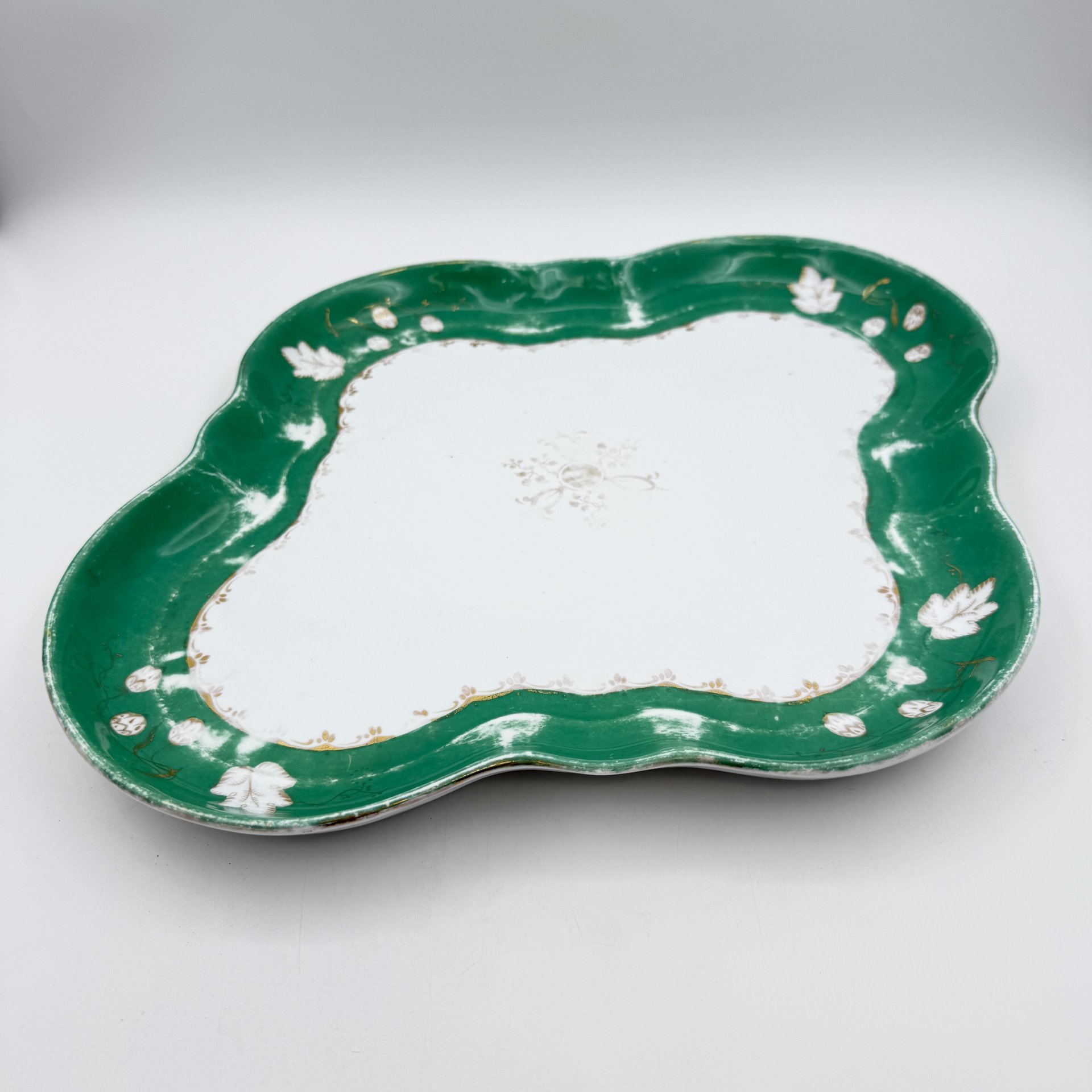 Блюдо четырехконечной формы с зеленым бортом  растительным орнаментом