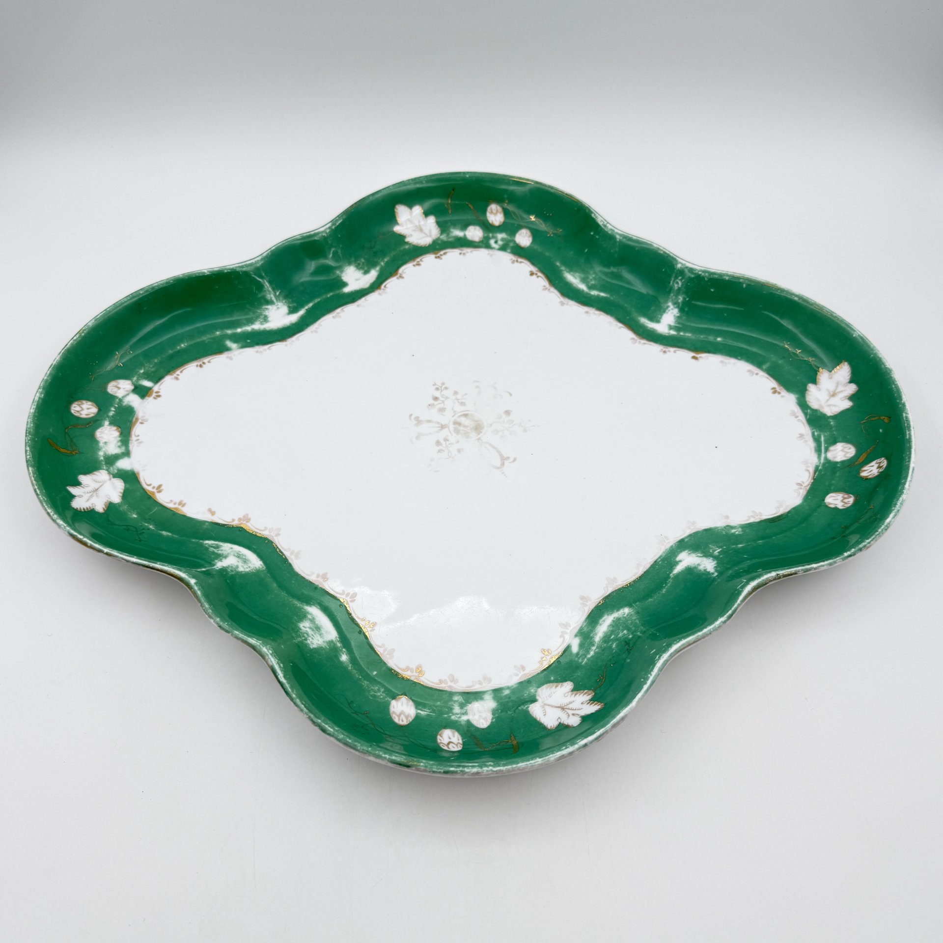 Блюдо четырехконечной формы с зеленым бортом  растительным орнаментом