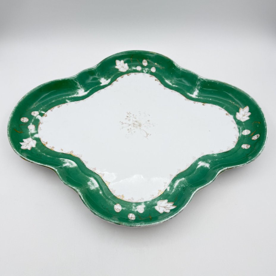Блюдо четырехконечной формы с зеленым бортом  растительным орнаментом