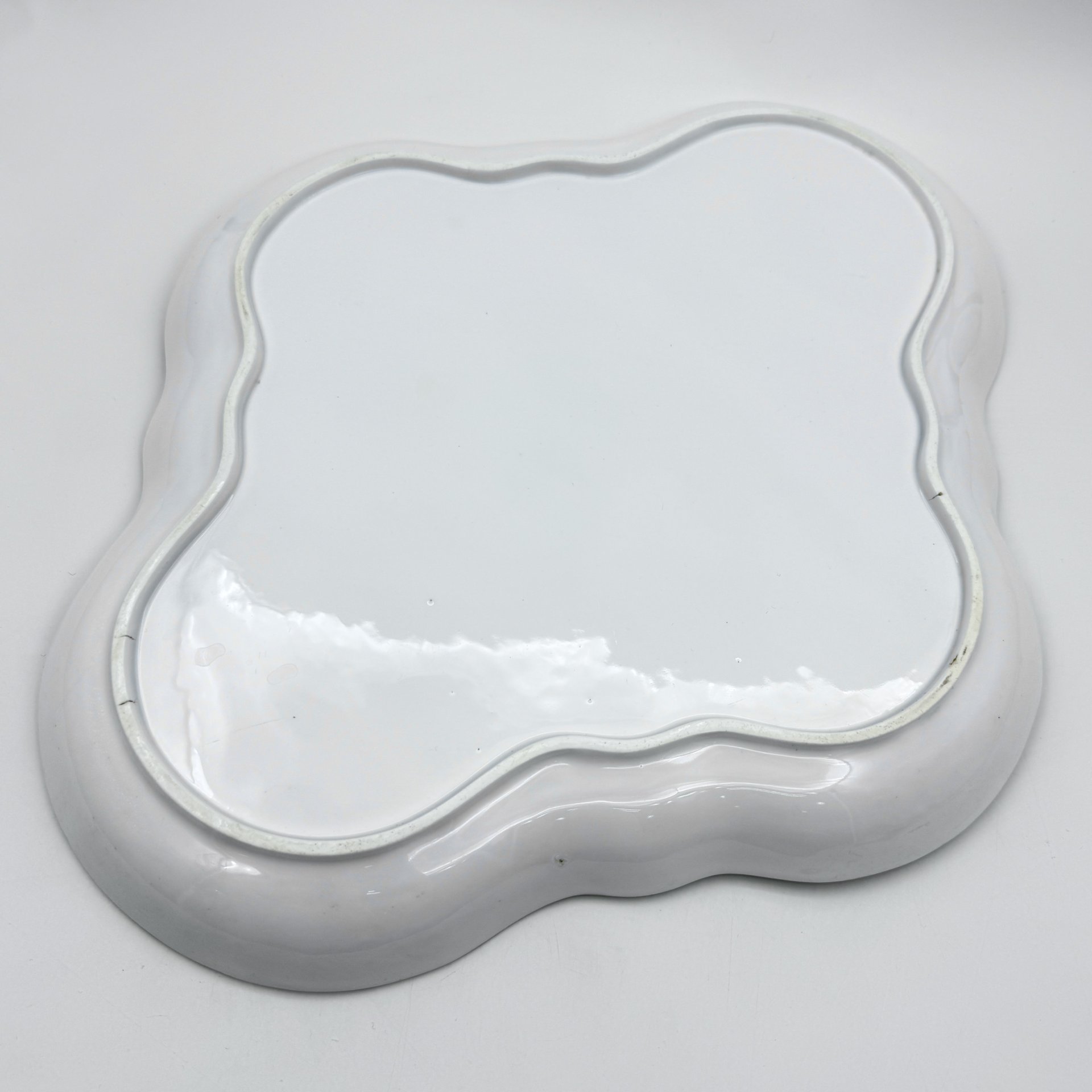 Блюдо четырехконечной формы с зеленым бортом  растительным орнаментом