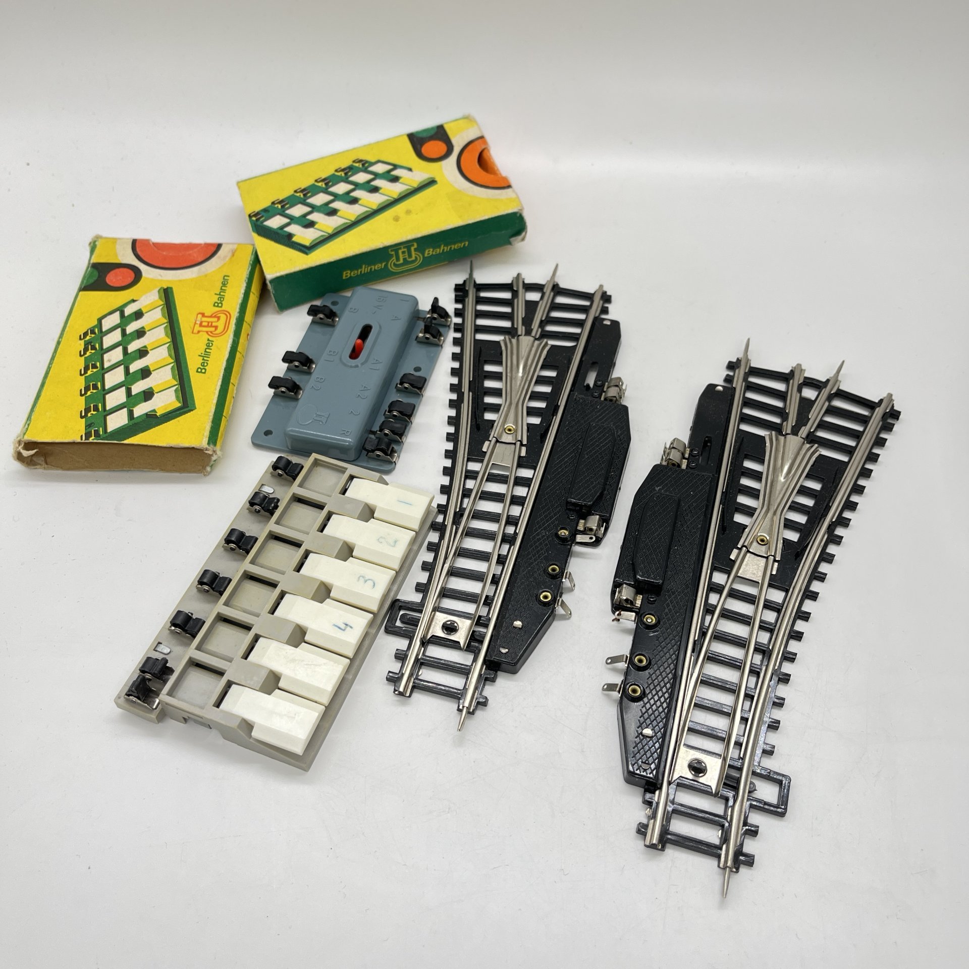 Набор из частей железной дороги (2 стрелки, кнопочный пульт управления, реле) Berliner TT Bahnen