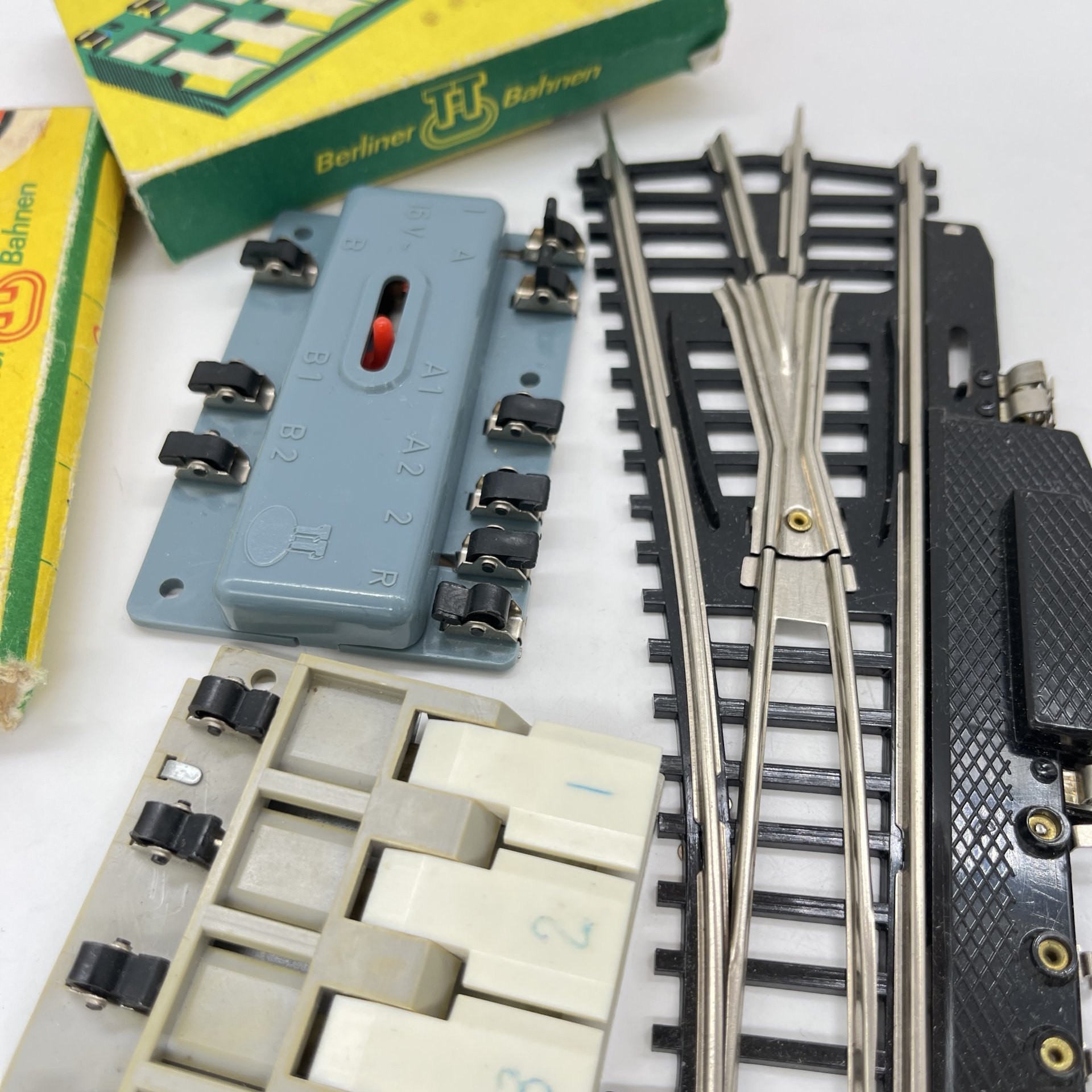 Набор из частей железной дороги (2 стрелки, кнопочный пульт управления, реле) Berliner TT Bahnen