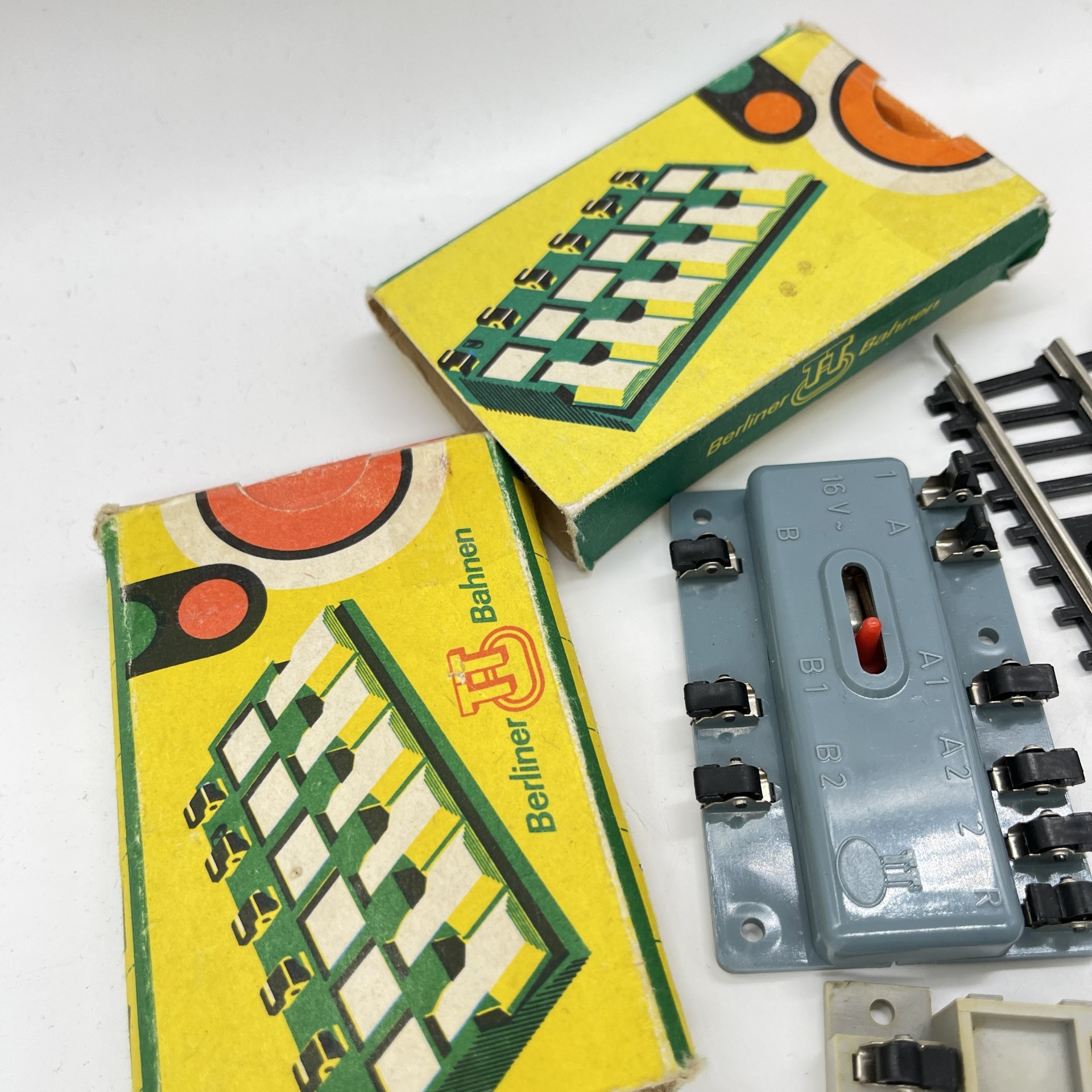 Набор из частей железной дороги (2 стрелки, кнопочный пульт управления, реле) Berliner TT Bahnen