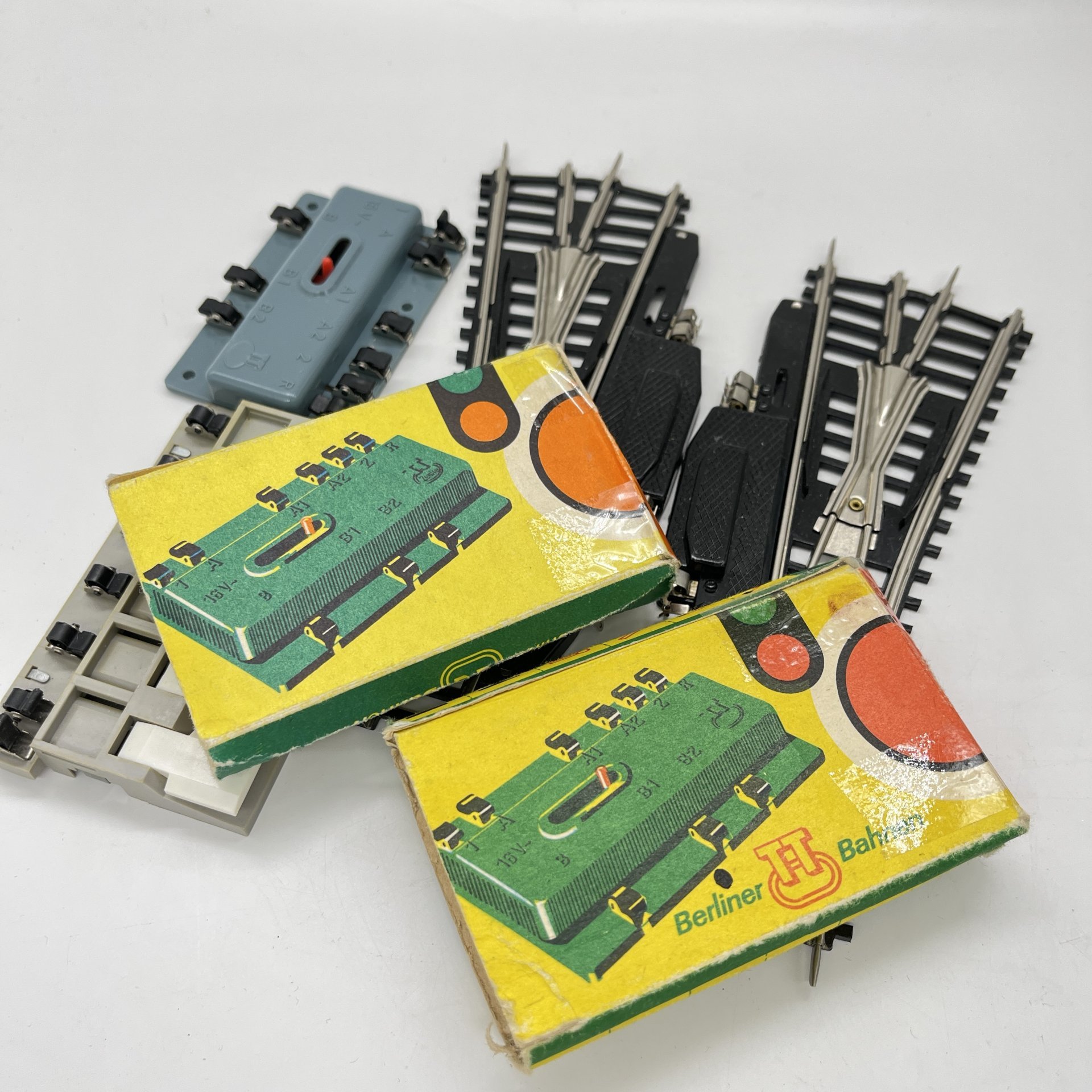 Набор из частей железной дороги (2 стрелки, кнопочный пульт управления, реле) Berliner TT Bahnen