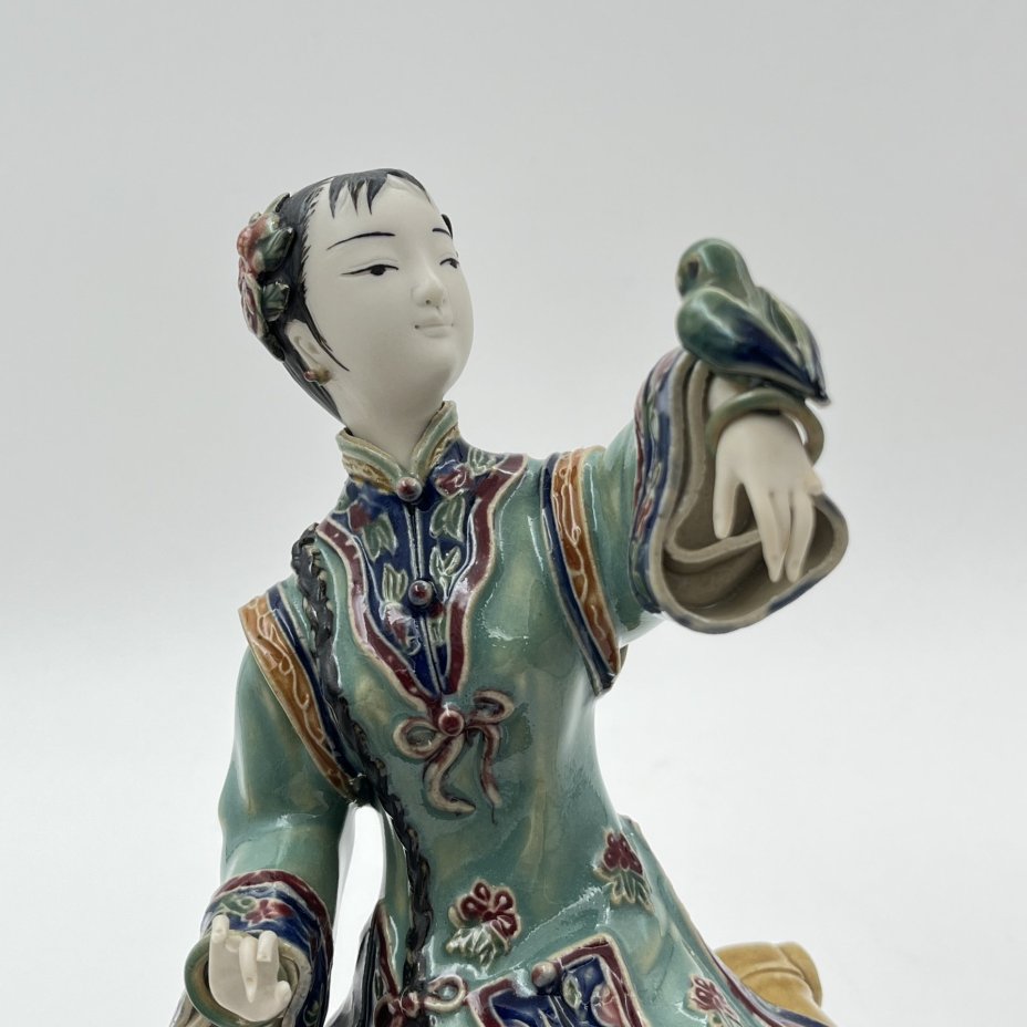 Статуэтка "Китайская девушка с птицей", Shiwan Wucai, керамика, глазурь, роспись, Китай, 1980-2000 гг.