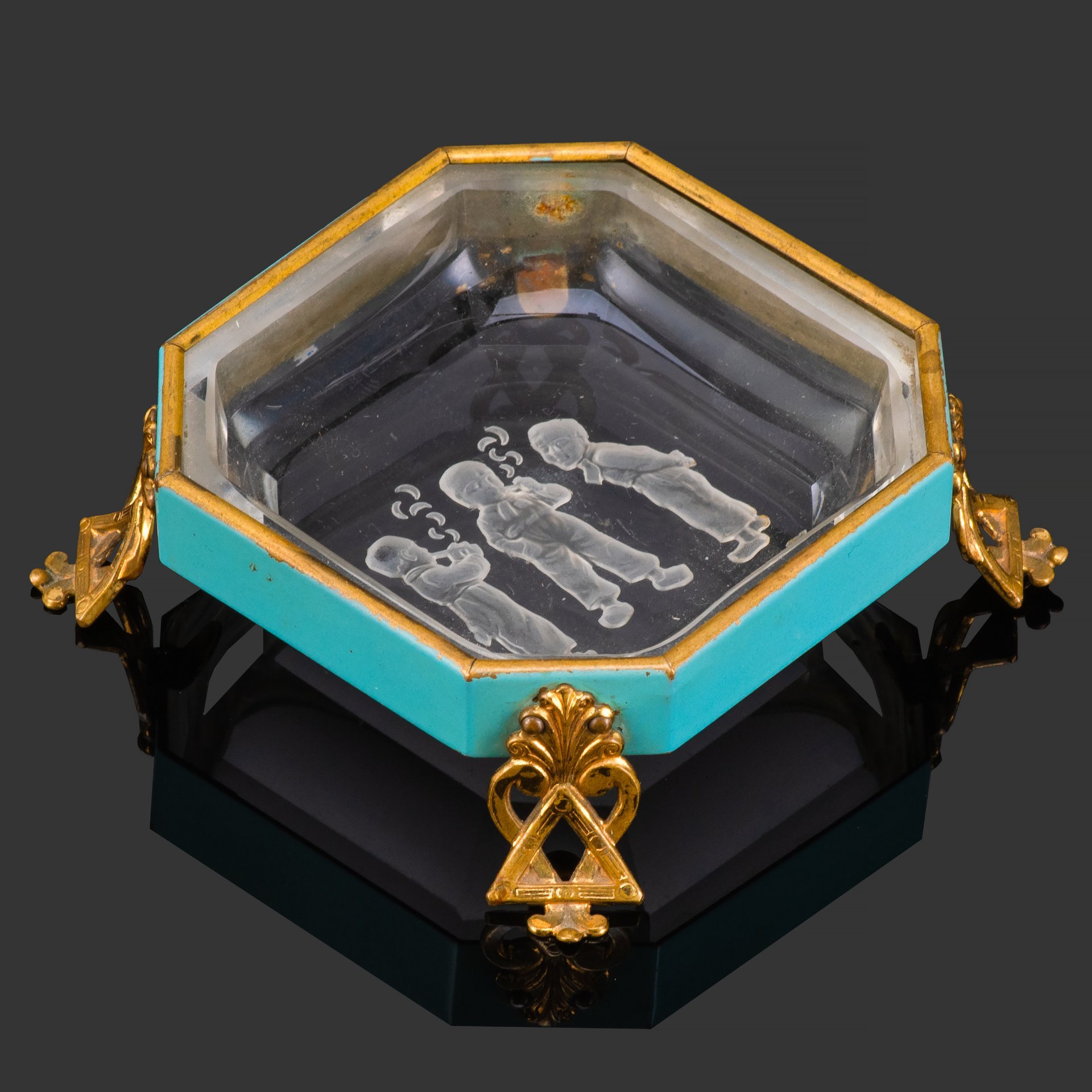 Лоток для мелочей/пепельница "Мальчики с курительными трубками", Heinrich Hoffmann, стекло, инталия, матирование, сплав металлов, Чехия, 1900-1930 гг.