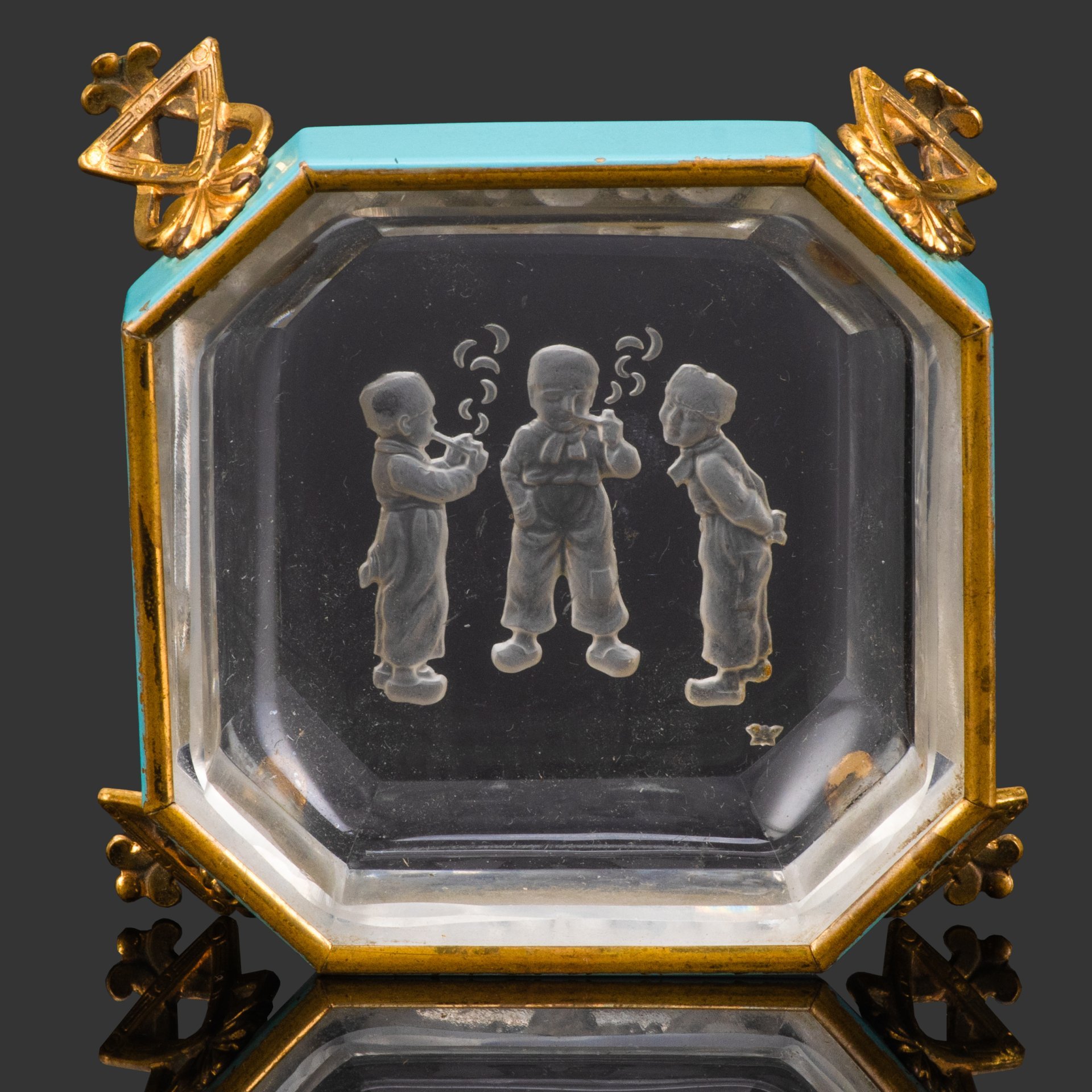 Лоток для мелочей/пепельница "Мальчики с курительными трубками", Heinrich Hoffmann, стекло, инталия, матирование, сплав металлов, Чехия, 1900-1930 гг.