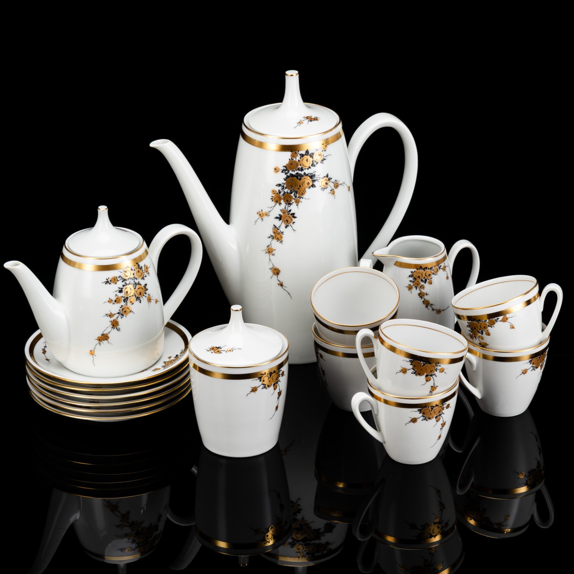 Сервиз чайно-кофейный с цветочным декором на 6 персон (16 предметов), фарфор, деколь, золочение, Graf Von Henneberg Porzellan, 1777 Jlmenau, ГДР, 1949-1970 гг.