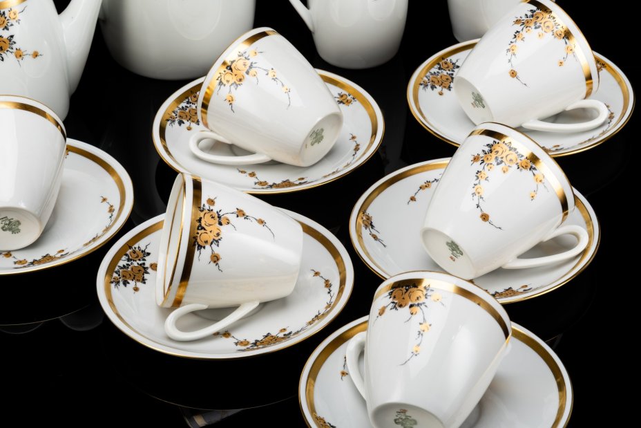Сервиз чайно-кофейный с цветочным декором на 6 персон (16 предметов), фарфор, деколь, золочение, Graf Von Henneberg Porzellan, 1777 Jlmenau, ГДР, 1949-1970 гг.