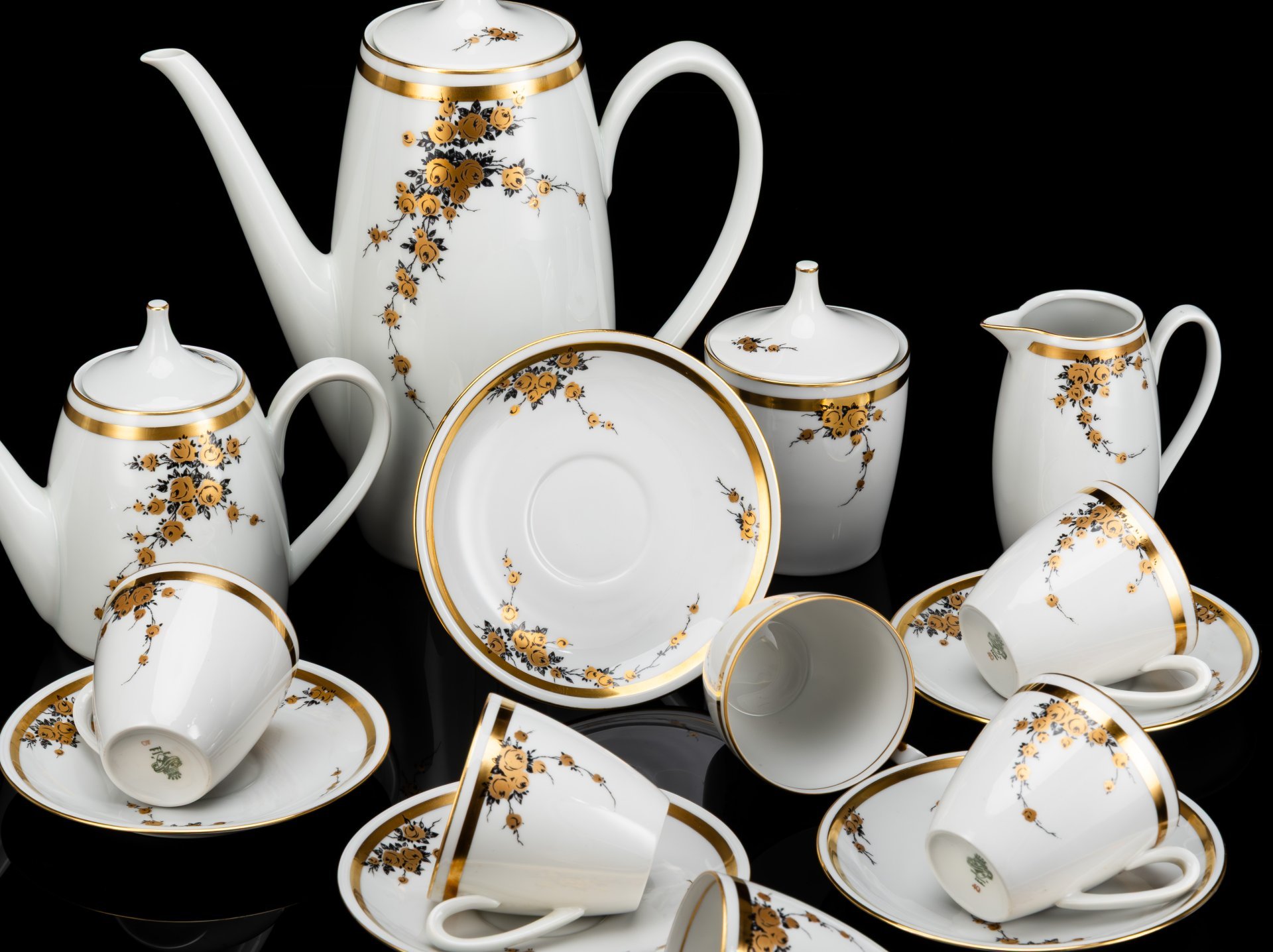 Сервиз чайно-кофейный с цветочным декором на 6 персон (16 предметов), фарфор, деколь, золочение, Graf Von Henneberg Porzellan, 1777 Jlmenau, ГДР, 1949-1970 гг.