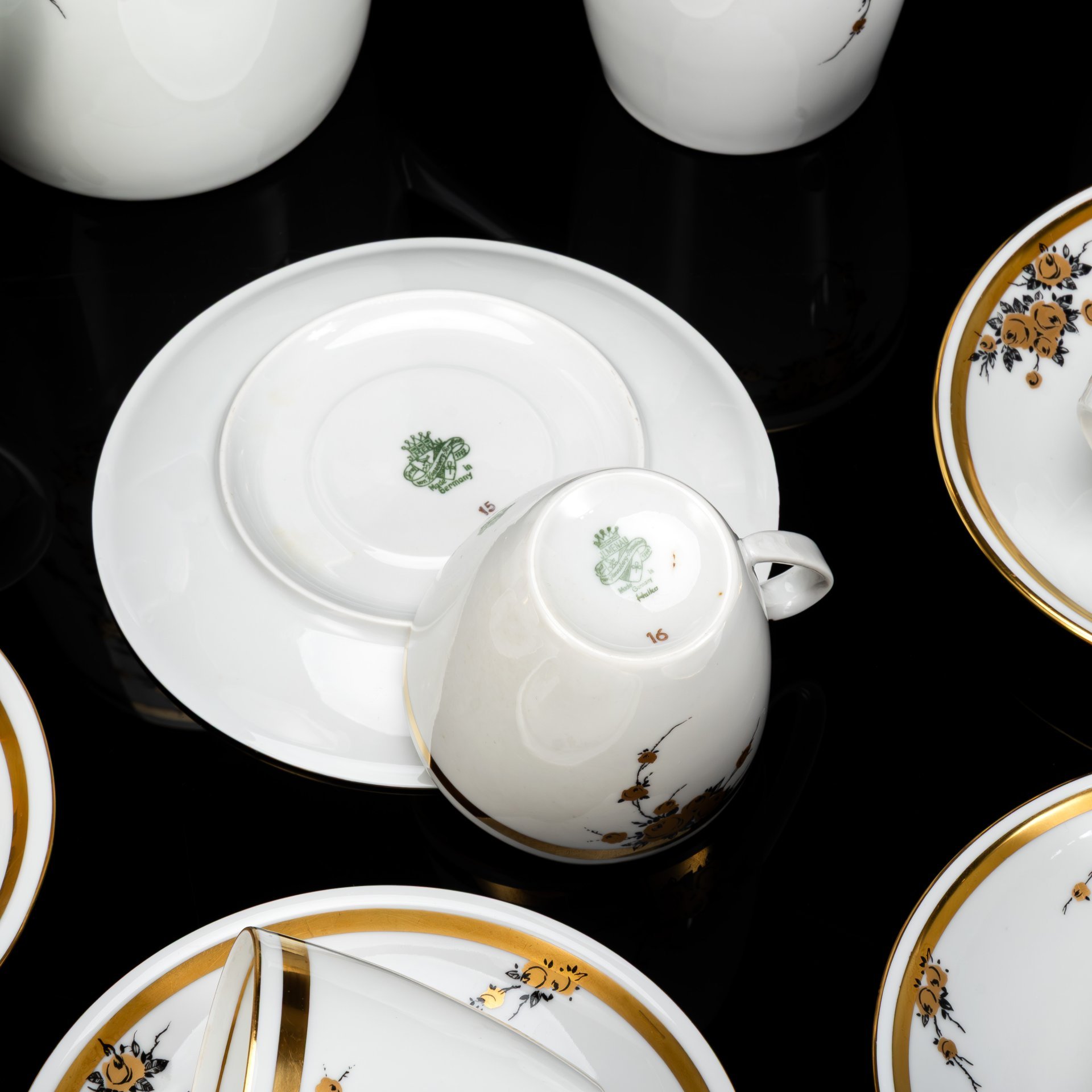 Сервиз чайно-кофейный с цветочным декором на 6 персон (16 предметов), фарфор, деколь, золочение, Graf Von Henneberg Porzellan, 1777 Jlmenau, ГДР, 1949-1970 гг.