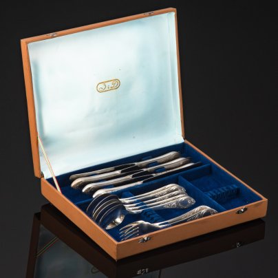 Набор столовых приборов с растительным декором в оригинальной коробке (6 ножей, 2 вилки, 5 ложек), мНЦ (медь-никель-цинк), Киевский завод столовых приборов и посуды им. Дзержинского (ЗiД, ЗиД), СССР, 1970-1990 гг.