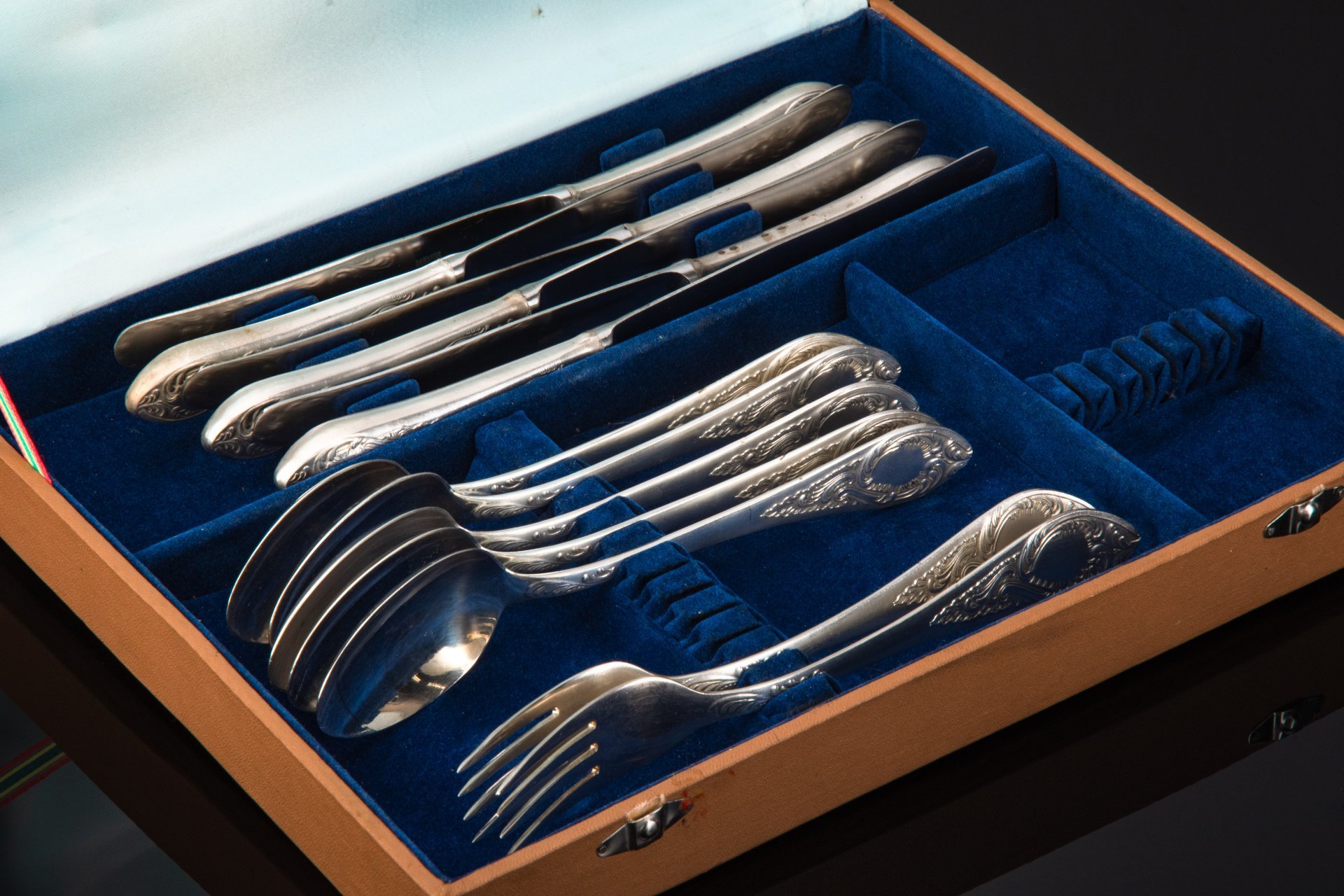 Набор столовых приборов с растительным декором в оригинальной коробке (6 ножей, 2 вилки, 5 ложек), мНЦ (медь-никель-цинк), Киевский завод столовых приборов и посуды им. Дзержинского (ЗiД, ЗиД), СССР, 1970-1990 гг.