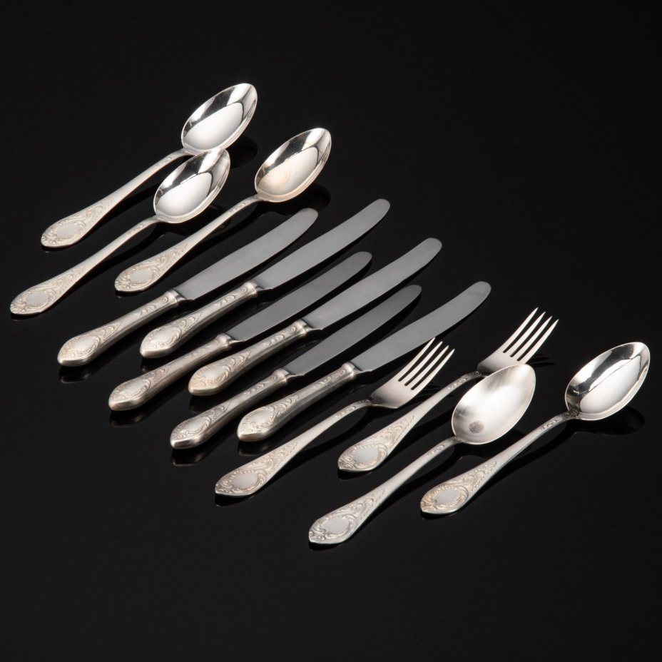 Набор столовых приборов с растительным декором в оригинальной коробке (6 ножей, 2 вилки, 5 ложек), мНЦ (медь-никель-цинк), Киевский завод столовых приборов и посуды им. Дзержинского (ЗiД, ЗиД), СССР, 1970-1990 гг.