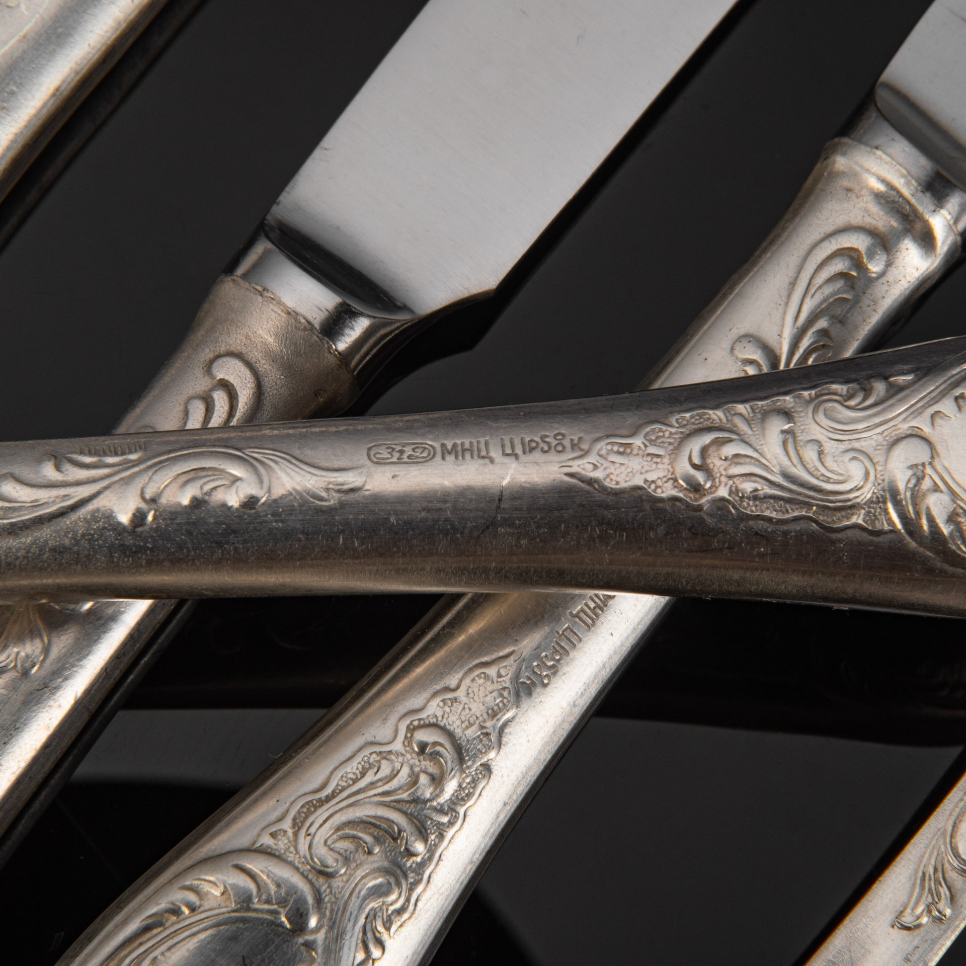 Набор столовых приборов с растительным декором в оригинальной коробке (6 ножей, 2 вилки, 5 ложек), мНЦ (медь-никель-цинк), Киевский завод столовых приборов и посуды им. Дзержинского (ЗiД, ЗиД), СССР, 1970-1990 гг.