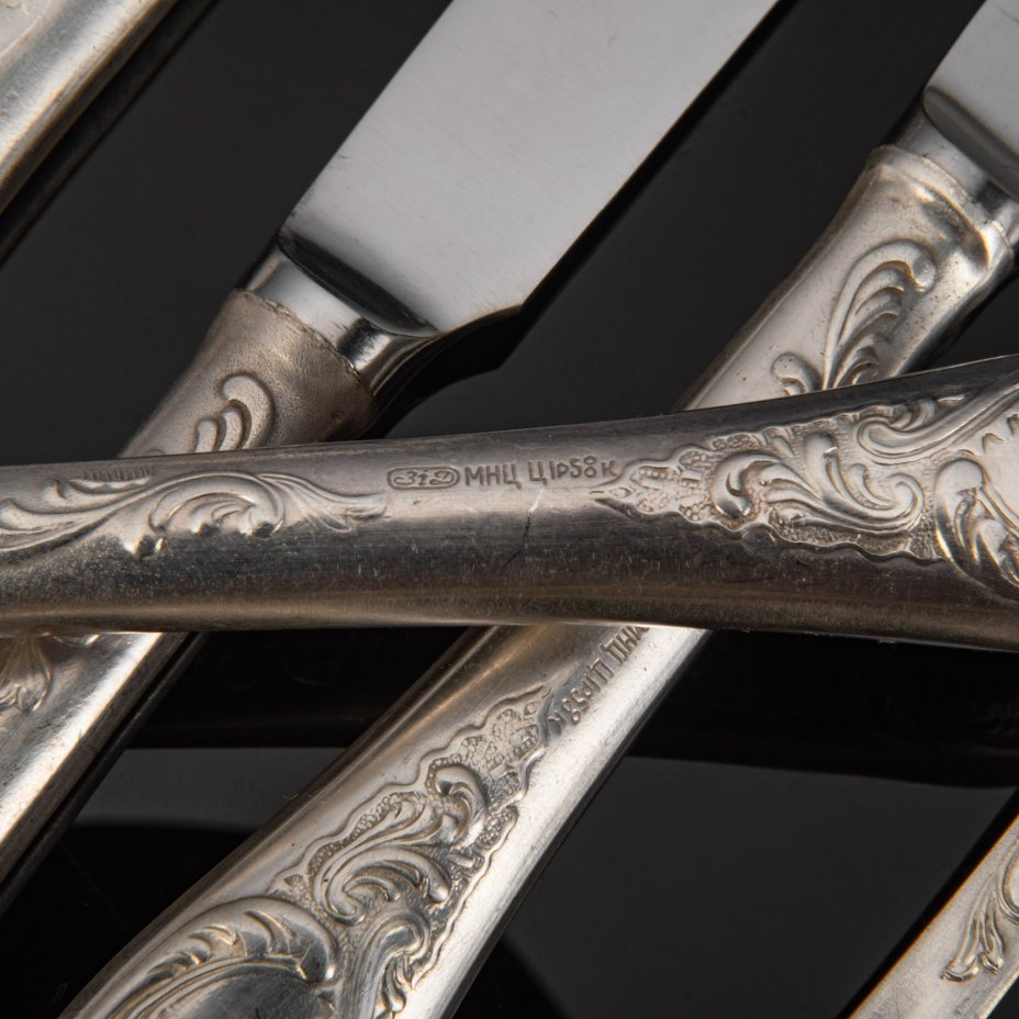 Набор столовых приборов с растительным декором в оригинальной коробке (6 ножей, 2 вилки, 5 ложек), мНЦ (медь-никель-цинк), Киевский завод столовых приборов и посуды им. Дзержинского (ЗiД, ЗиД), СССР, 1970-1990 гг.