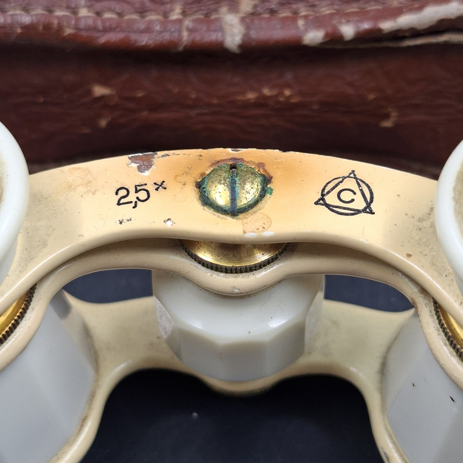 Бинокль театральный в кофре, металл, пластик, стекло, искусственная кожа, Лыткаринский завод оптического стекла (ЛЗОС), СССР, 1950-1980 гг.