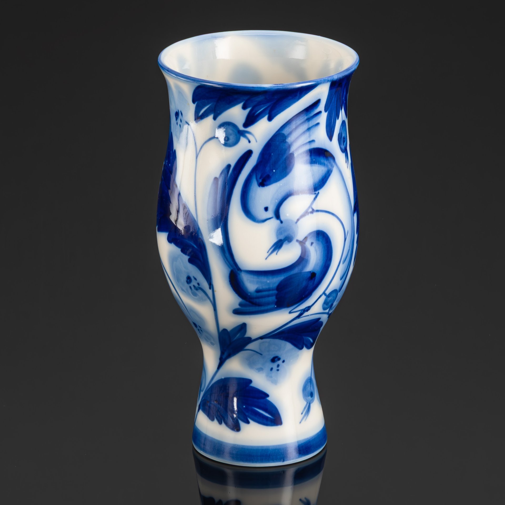 Ваза "Трясогузки", форма "Цветок", автор рисунка В.М. Городецкий, фарфор, роспись, Ленинградский фарфоровый завод (ЛФЗ), СССР, 1960-1980 гг.