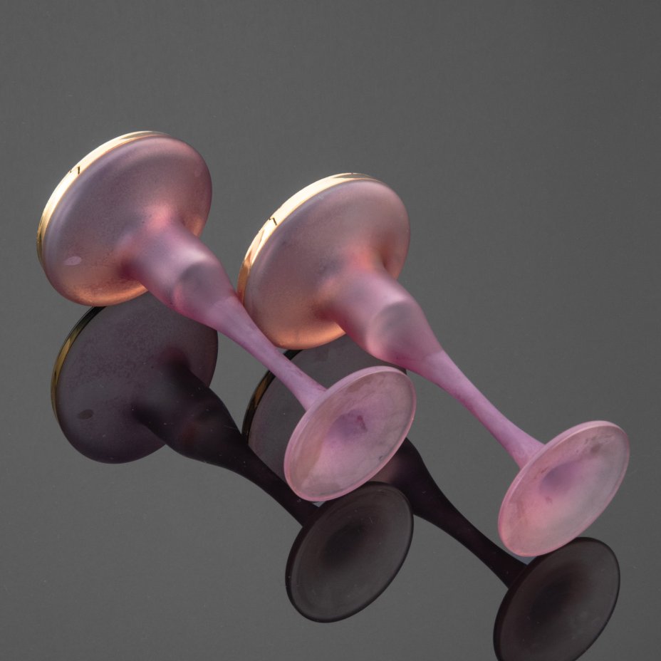 Пара подсвечников на высокой ножке лилового оттенка с золотой каймой