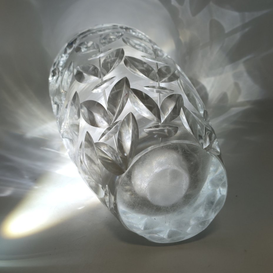 Ваза с рельефным растительным декором