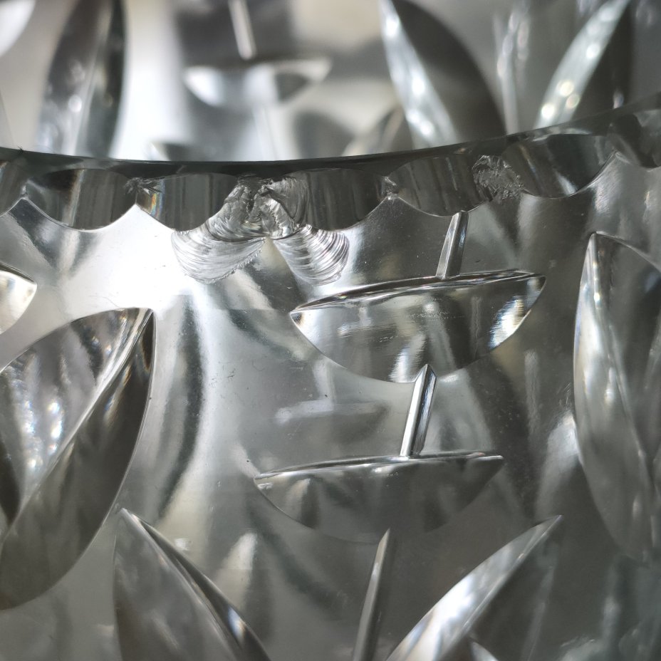 Ваза с рельефным растительным декором