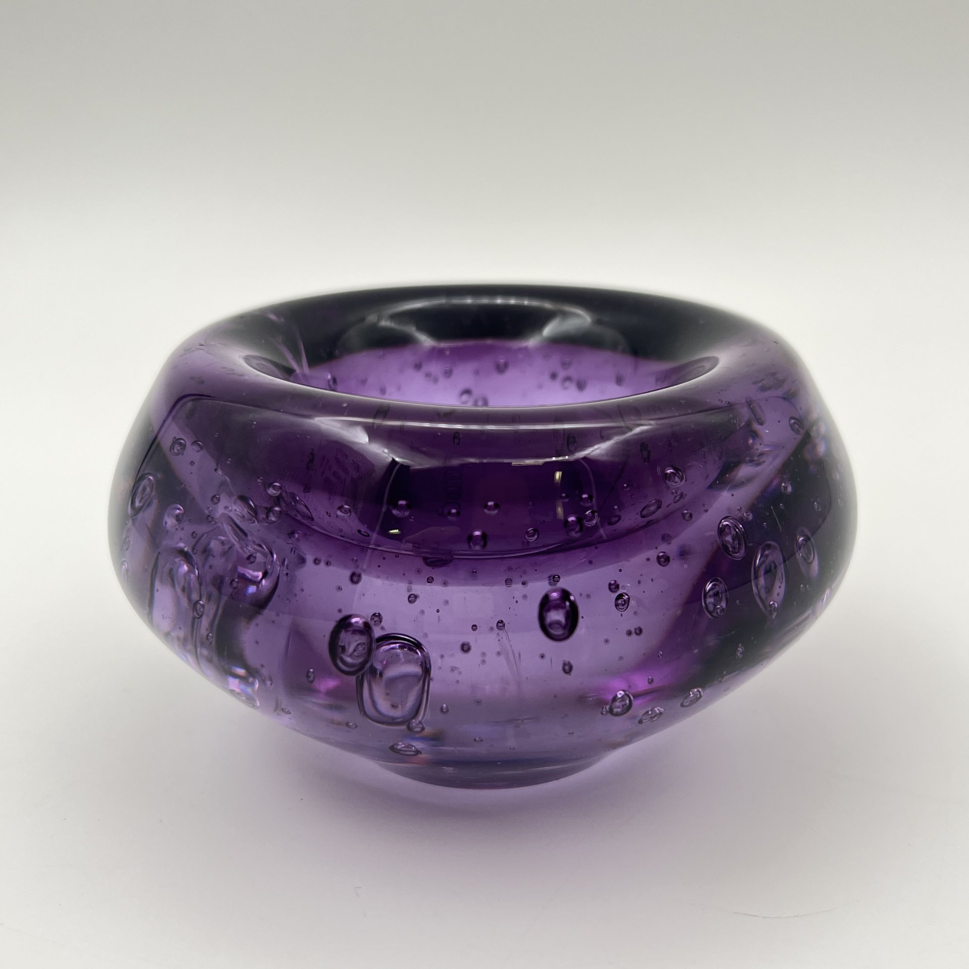 Подсвечник фиолетового цвета с декором "бульгазе", цветное стекло, Европа, 1970-2000 гг.