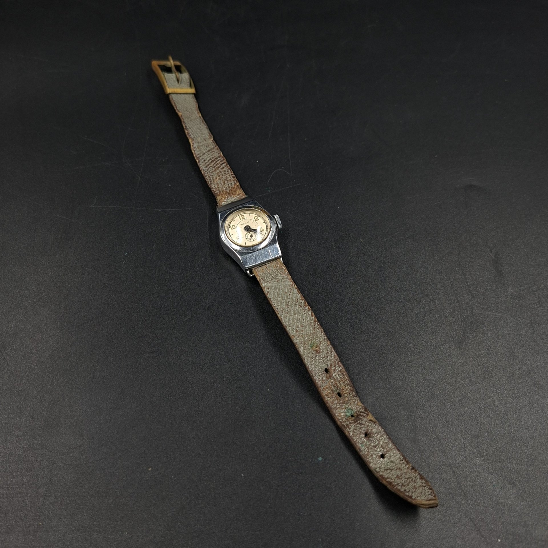 Часы наручные женские "Звезда" с серым ремешком, металл, стекло, Пензенский часовой завод, СССР, 1950-1980 гг.