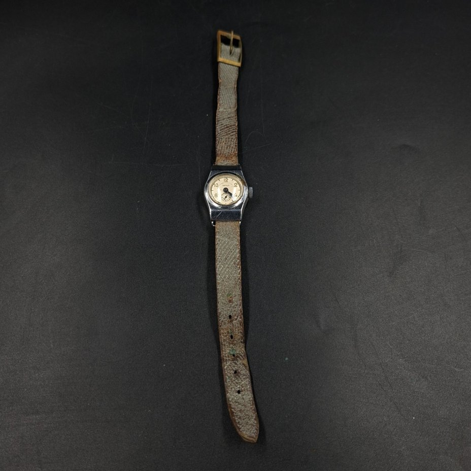 Часы наручные женские "Звезда" с серым ремешком, металл, стекло, Пензенский часовой завод, СССР, 1950-1980 гг.