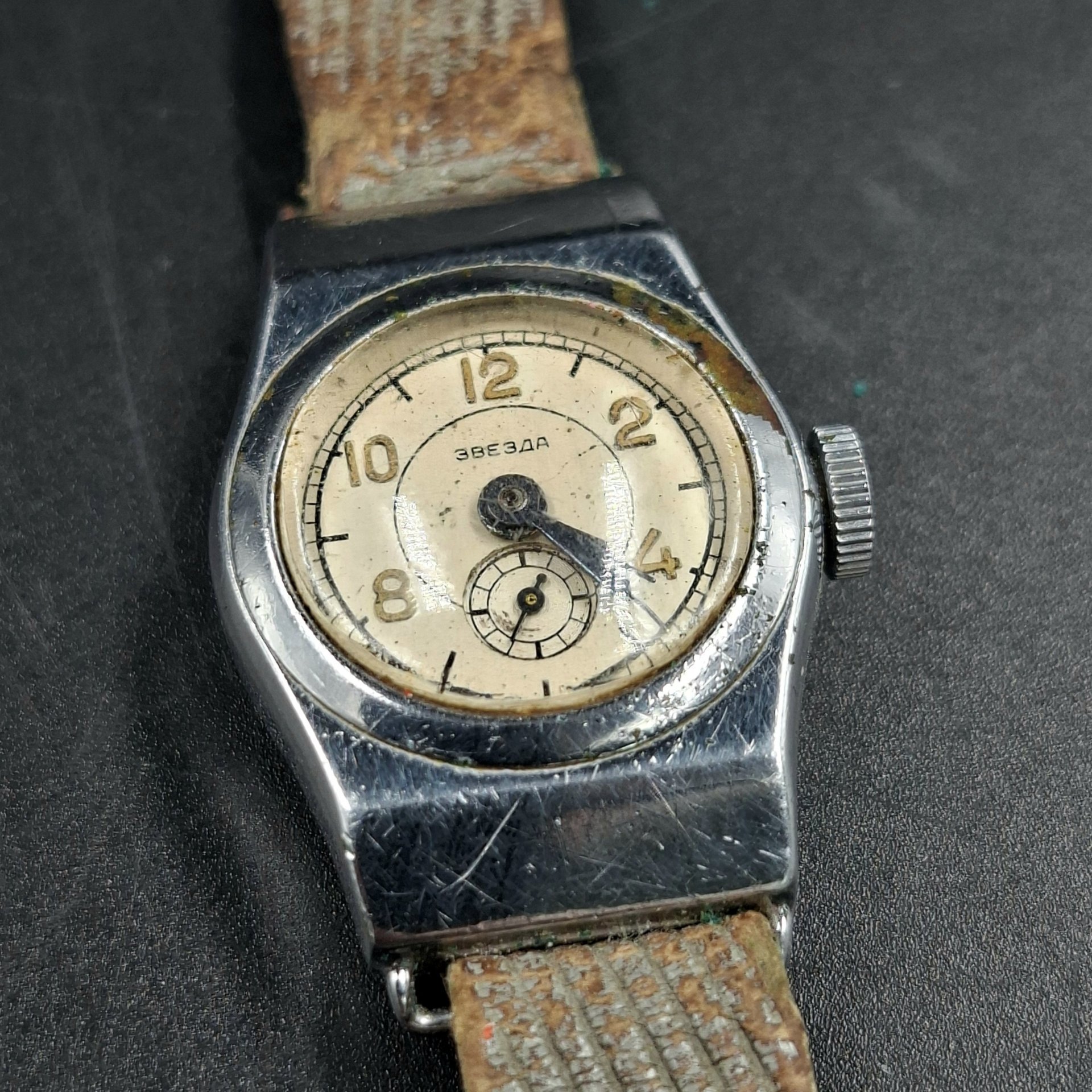 Часы наручные женские "Звезда" с серым ремешком, металл, стекло, Пензенский часовой завод, СССР, 1950-1980 гг.