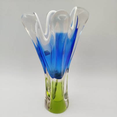Ваза оригинальной формы в сине-зелёной гамме, дизайнер Йозеф Господка (Josef Hospodka), стекло, гутная техника, Хршибский стекольный завод (Chřibská), Чехословакия, 1960-1980 гг.