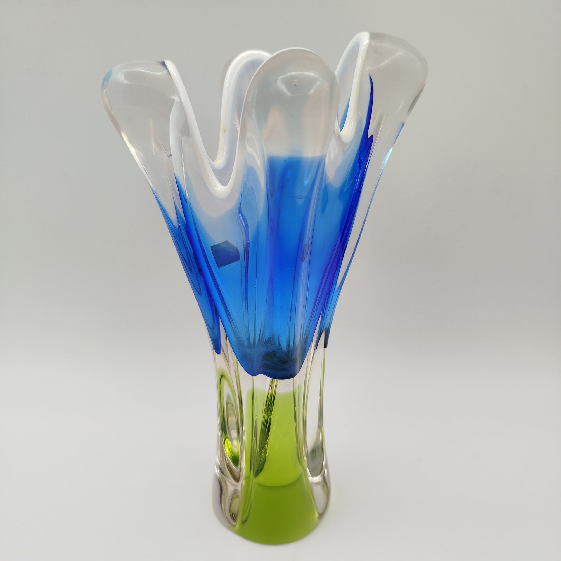 Ваза оригинальной формы в сине-зелёной гамме, дизайнер Йозеф Господка (Josef Hospodka), стекло, гутная техника, Хршибский стекольный завод (Chřibská), Чехословакия, 1960-1980 гг.