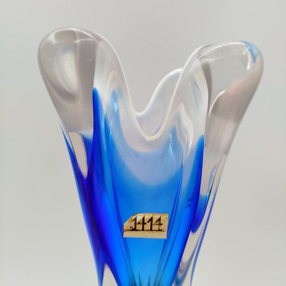 Ваза оригинальной формы в сине-зелёной гамме, дизайнер Йозеф Господка (Josef Hospodka)