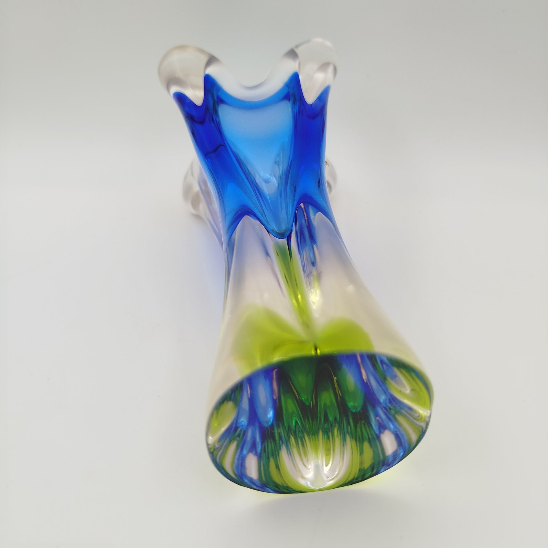 Ваза оригинальной формы в сине-зелёной гамме, дизайнер Йозеф Господка (Josef Hospodka), стекло, гутная техника, Хршибский стекольный завод (Chřibská), Чехословакия, 1960-1980 гг.