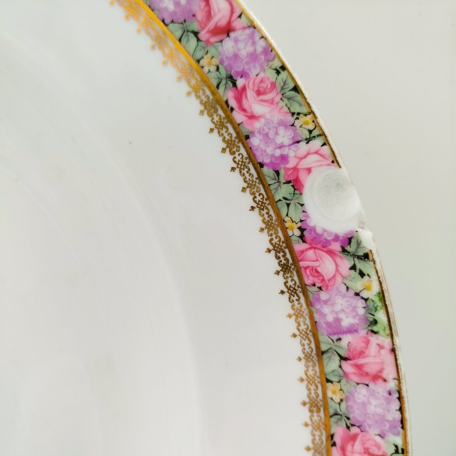 Блюдо большое круглой формы с орнаментом из роз и сирени вдоль борта