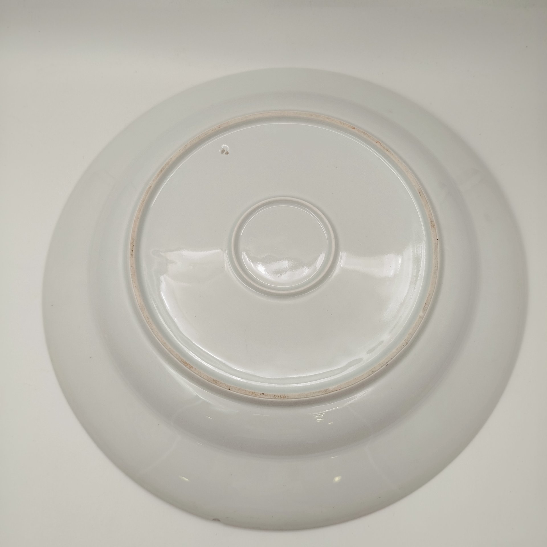 Блюдо большое круглой формы с орнаментом из роз и сирени вдоль борта, фарфор, деколь, золочение, Российская империя, 1890-1915 гг.