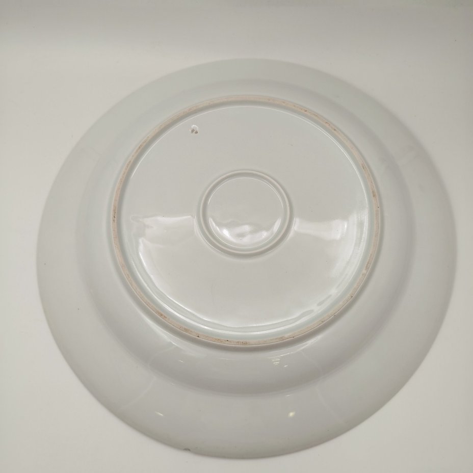 Блюдо большое круглой формы с орнаментом из роз и сирени вдоль борта