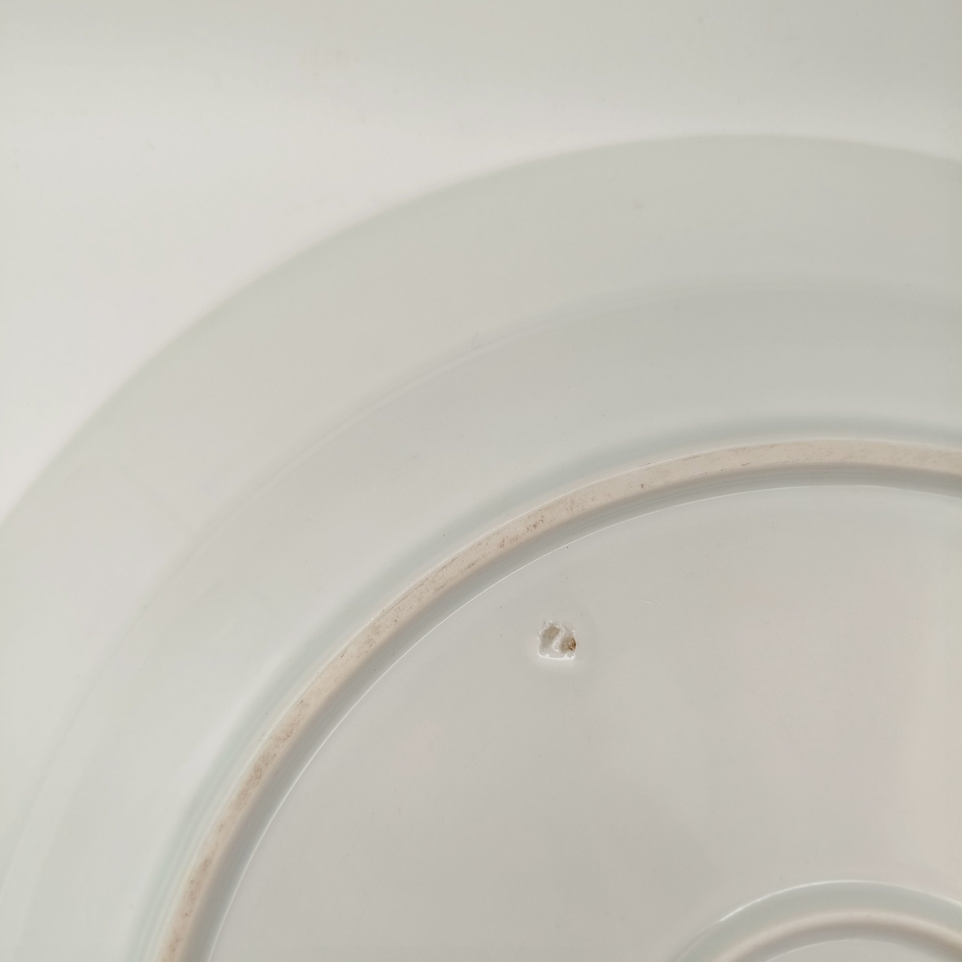 Блюдо большое круглой формы с орнаментом из роз и сирени вдоль борта, фарфор, деколь, золочение, Российская империя, 1890-1915 гг.