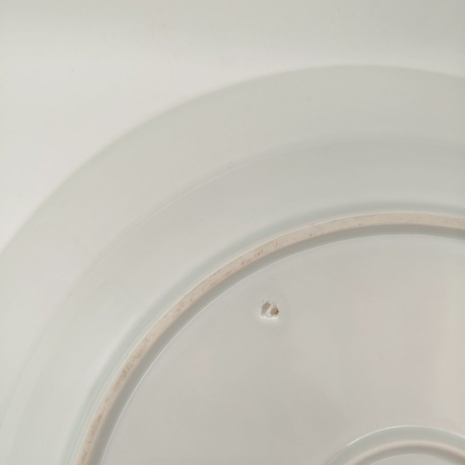 Блюдо большое круглой формы с орнаментом из роз и сирени вдоль борта