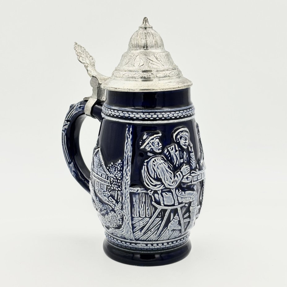Кружка пивная с крышкой, украшенная сценой гадания в трактире, керамика, рельеф, крышка - олово